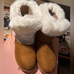Juicy Couture Tan Boots with White Fur